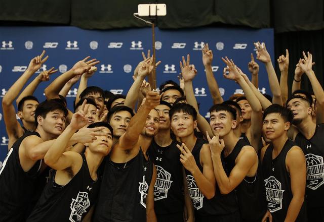 广州队完胜深圳队，库里点燃赛场