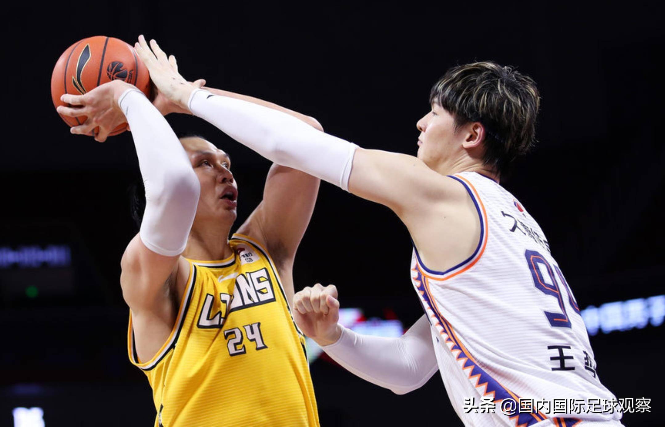 广州队横扫上海队，麦科勒姆点燃赛场