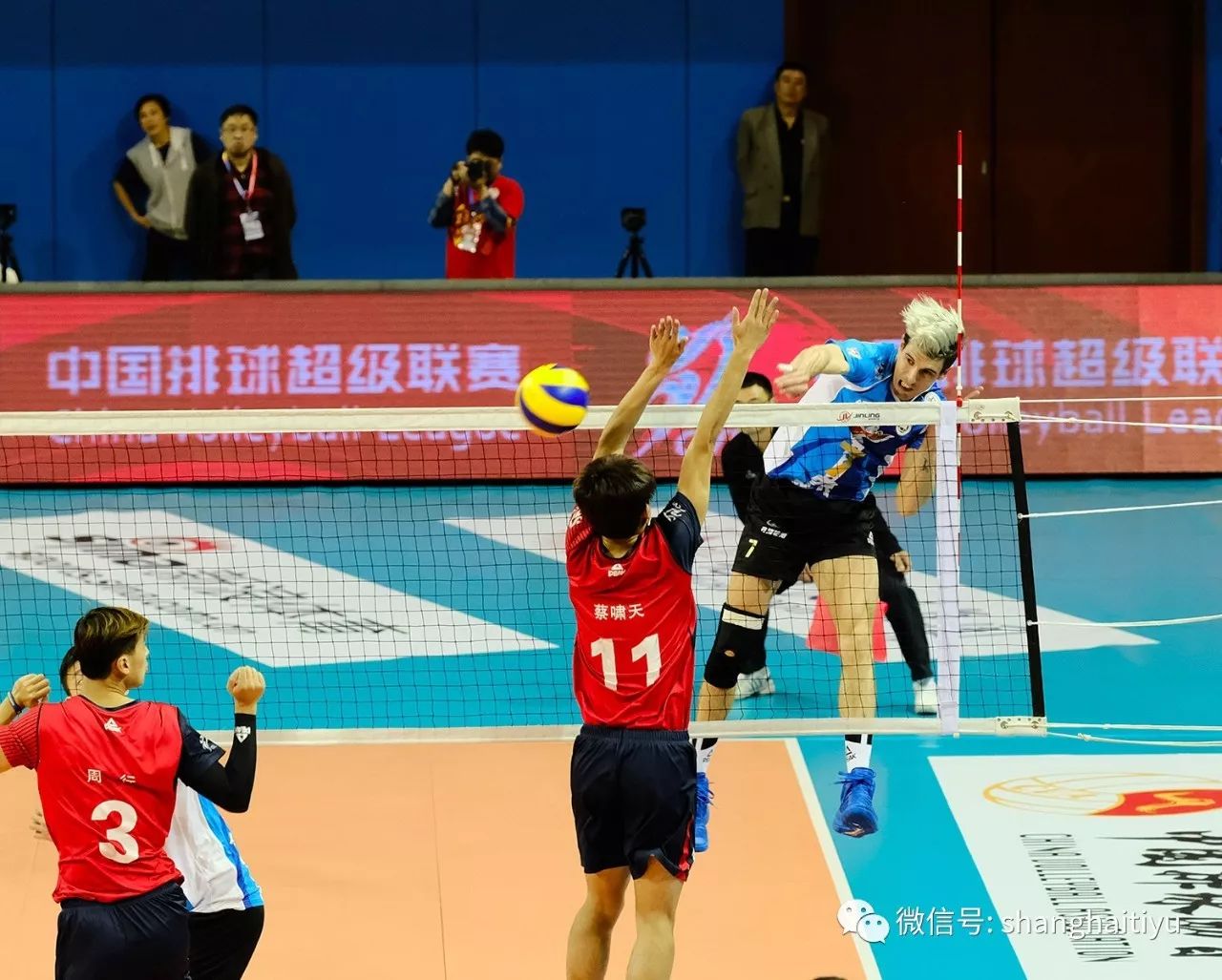 广州队横扫上海队，麦科勒姆点燃赛场