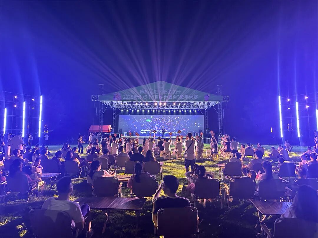 比赛现场气氛火热，观众热情高涨的简单介绍