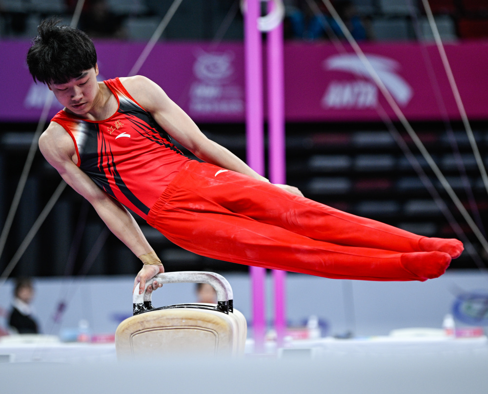 巴西体操选手在鞍马比赛中表现出色