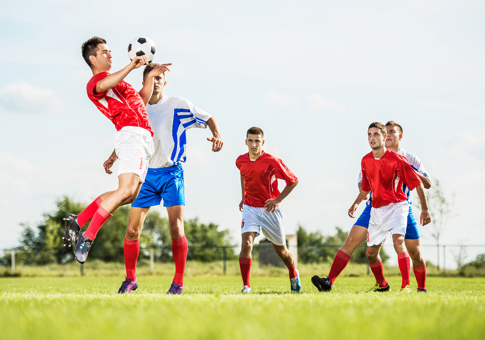 包含国际足球赛事中场下球员的努力的词条